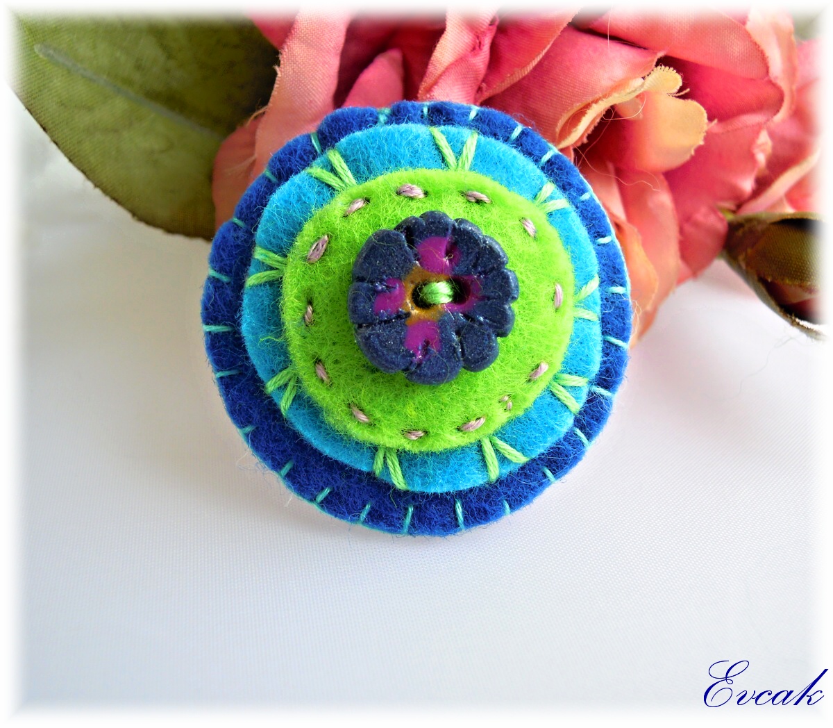 Brož s fimo kytičkou