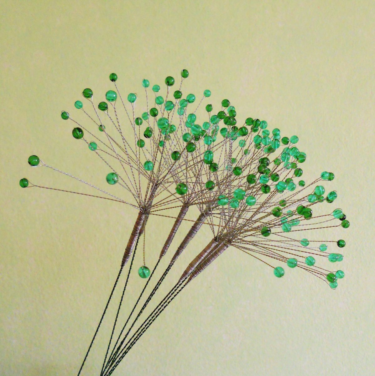 Okolík zelený - květ z drátu a korálků