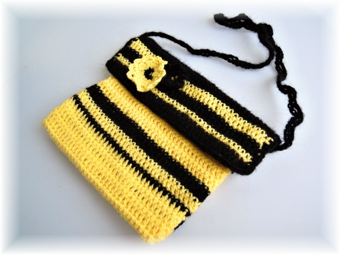 Háčkovaná žlutočerná