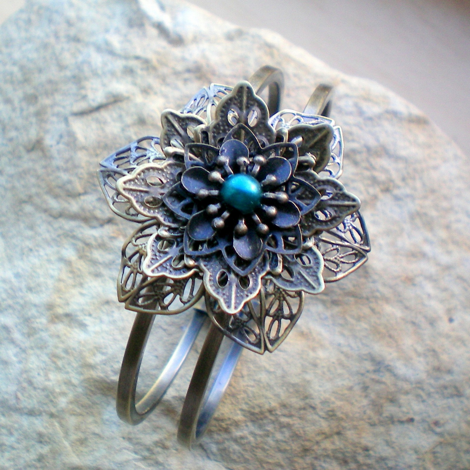 Náramek s květinou