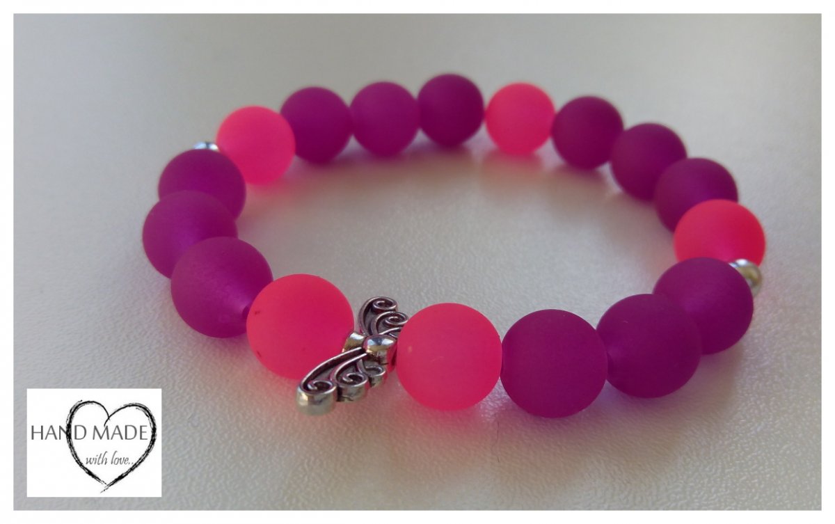 Náramek z fialových a růžových korálků 