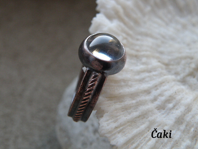 Měděný prsten s křišťálem